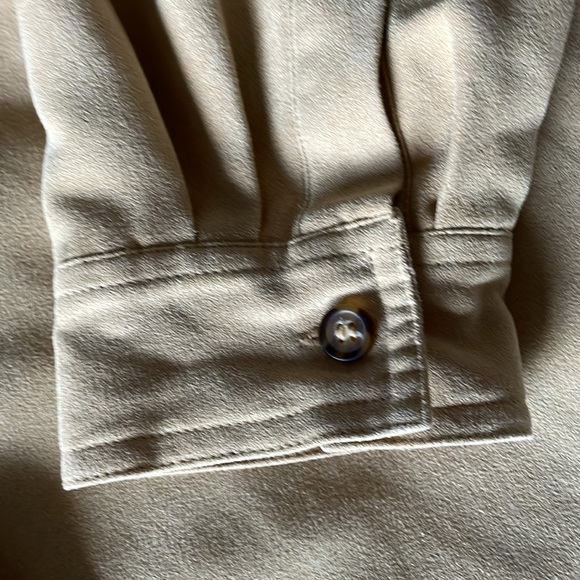 Women’s size medium White Stag Beige Long Sleeve Button Up polyester Shirt - Picture 3 of 13